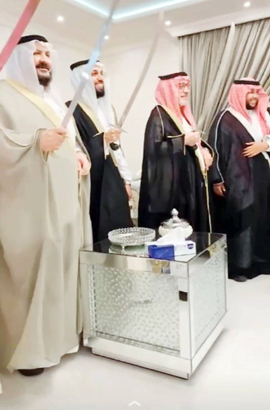 من هو عبدالعزيز بن محمد الحمدان ملف الشخصية من هم
