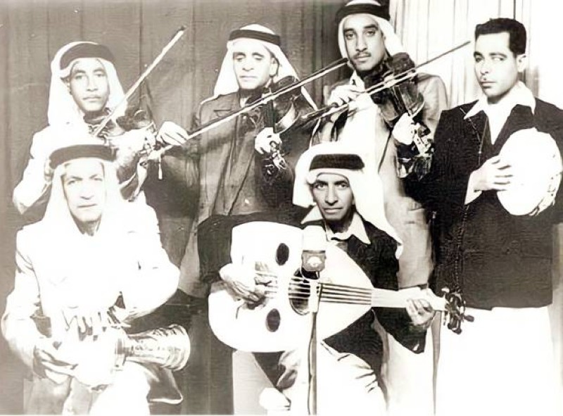 



الفضالة على الكمان ضمن الفرقة المصاحبة لمطرب البحرين الكبير محمد زويد.