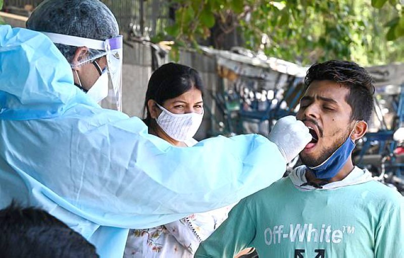 



هندي يخضع لفحص مسحة الفم في أحد شوارع نيودلهي.   (وكالات)