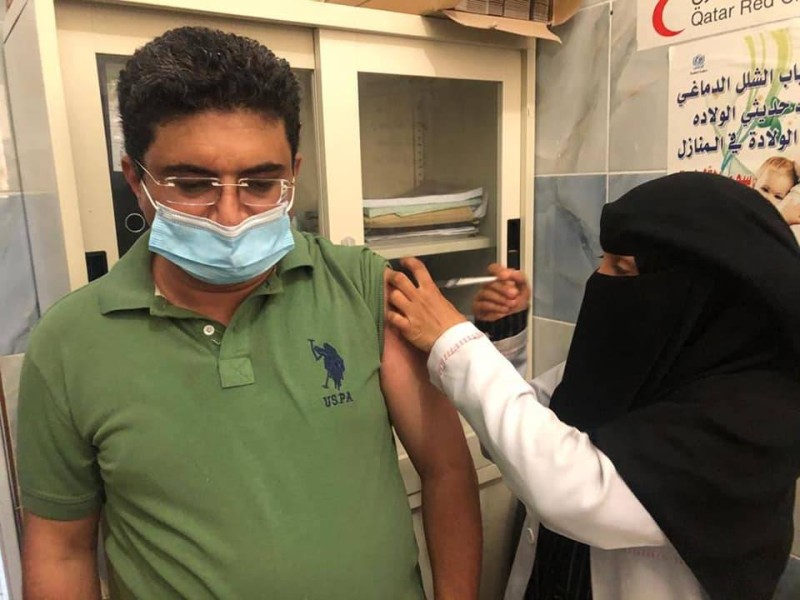 إعلامي يمني من صنعاء يتلقى اللقاح في تعز.