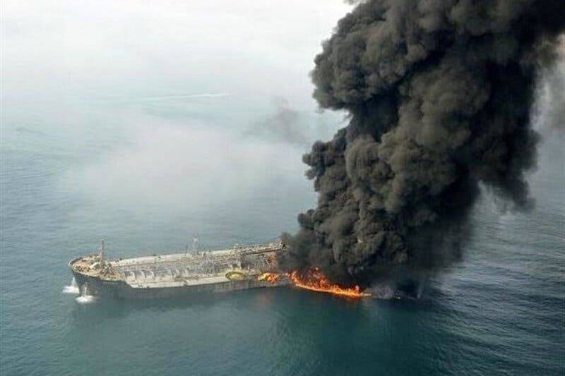  النار تشتعل في سفينة «خارك»الإيرانية. 