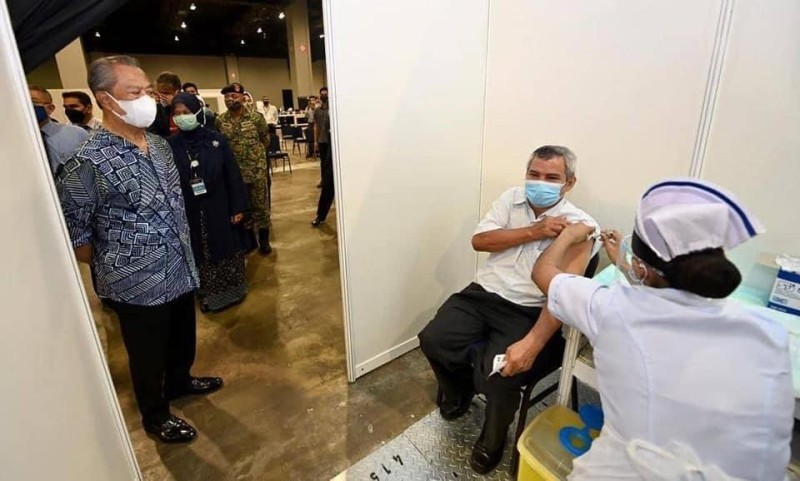 رئيس وزراء ماليزيا محي الدين ياسين خلال زيارته اليوم (الجمعة) أحد مراكز التطعيم في العاصمة كوالالمبور.