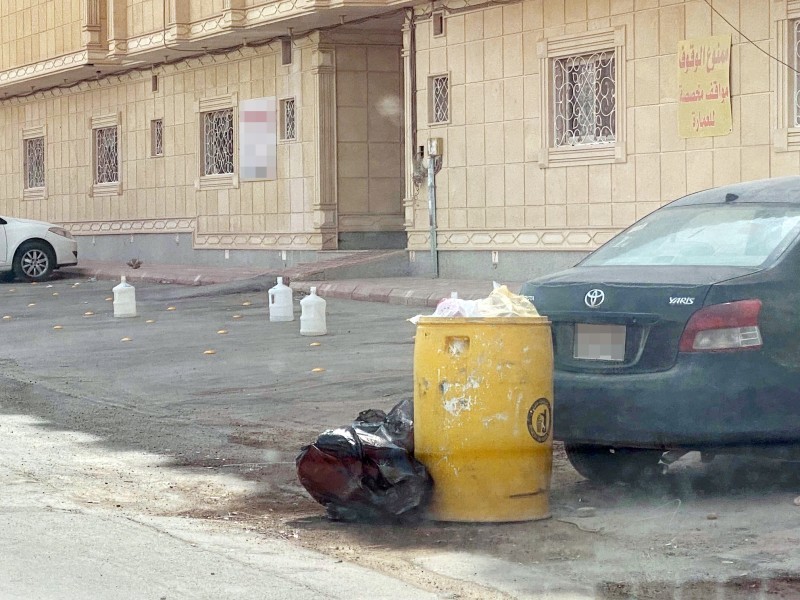 قصور في أعمال النظافة داخل الحي. (تصوير: عبدالعزيز اليوسف)
