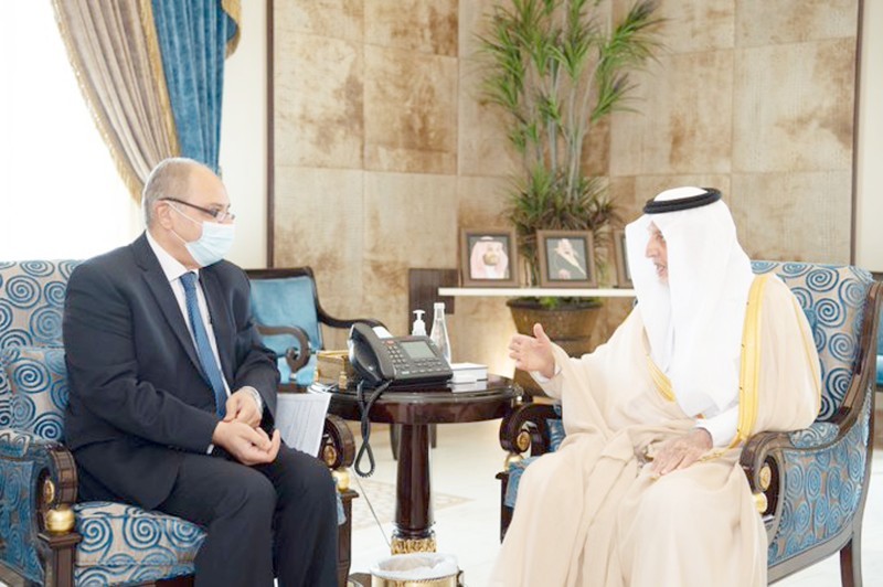 



أمير مكة يستقبل السفير المصري لدى المملكة أحمد فاروق محمد توفيق.  (موقع الإمارة)