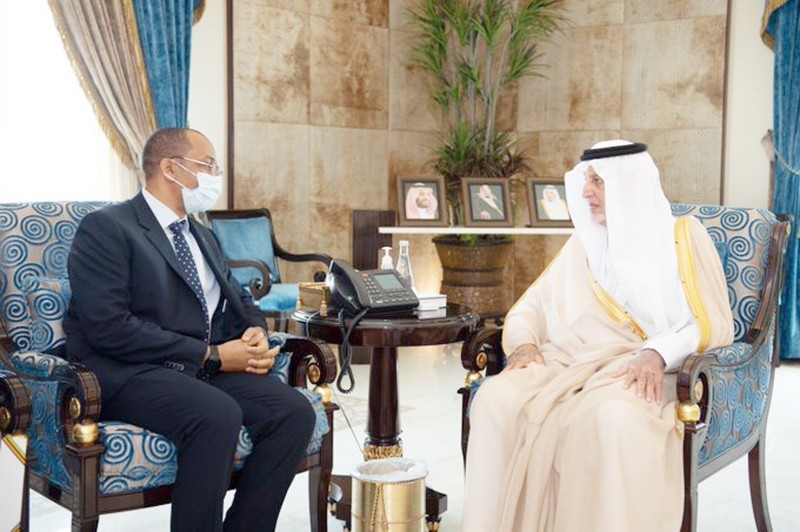 أمير منطقة مكة يستقبل السفير التنزاني لدى المملكة علي جابر مواديني. (موقع الإمارة)