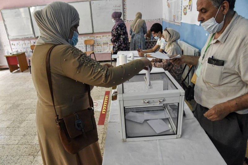 جزائرية تدلي بصوتها في الانتخابات البرلمانية.