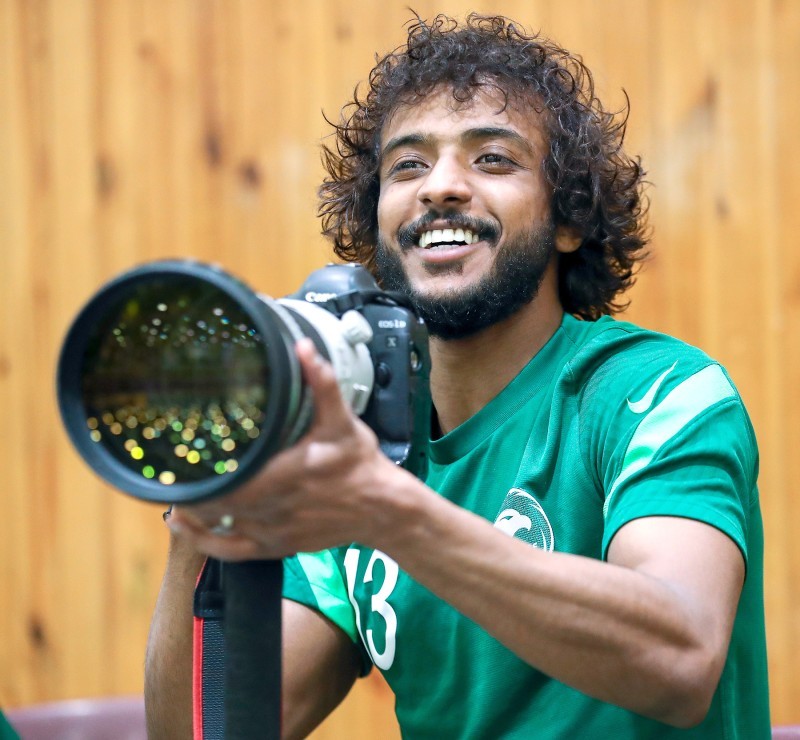 



ياسر الشهراني يلتقط الصور لزملائه بعد انتهاء التمارين. (اتحاد اللعبة)