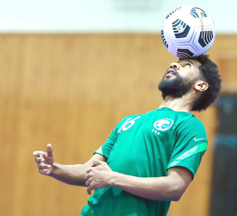 



لاعب المنتخب سامي النجعي يستعرض مهاراته في تدريب الأخضر. (اتحاد الكرة)