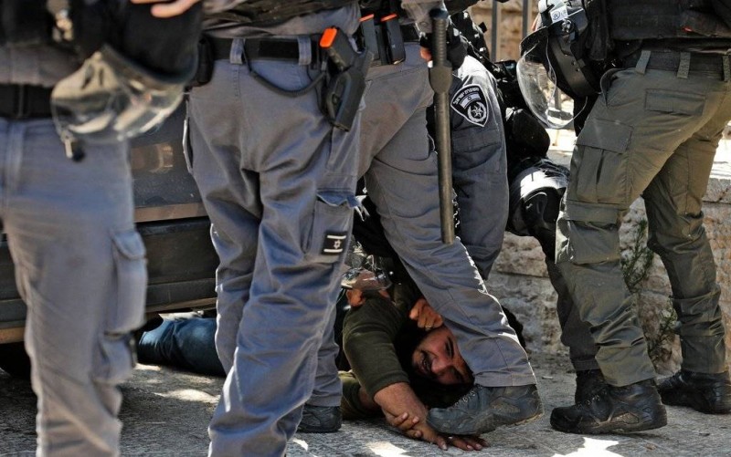 هكذا يتعامل جنود الاحتلال مع الفلسطينيين.