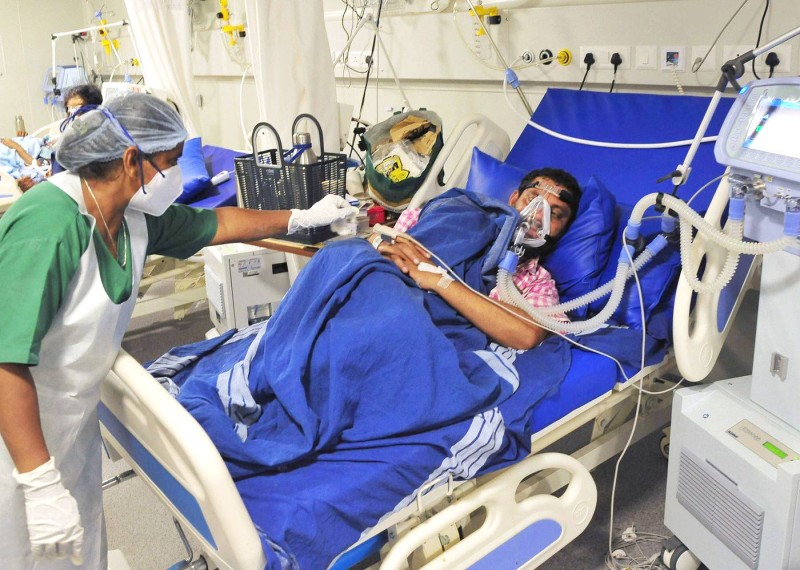 



ممرضة هندية تتابع حالة مريض يخضع للتنفس الاصطناعي.