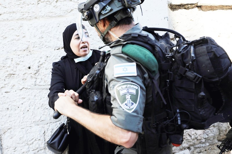 



قوات الاحتلال تعتدي على فلسطيني. (متداولة)