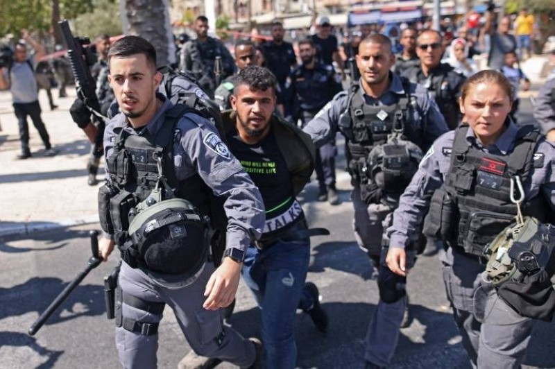 الاحتلال يعتقل أحد الفلسطينيين بسبب الاحتجاج على ما يعرف بمسيرة الأعلام.