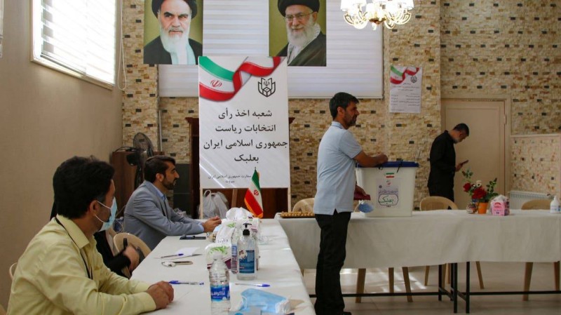 إيرانيون يصوتون في مسرحية الانتخابات الرئاسية. 