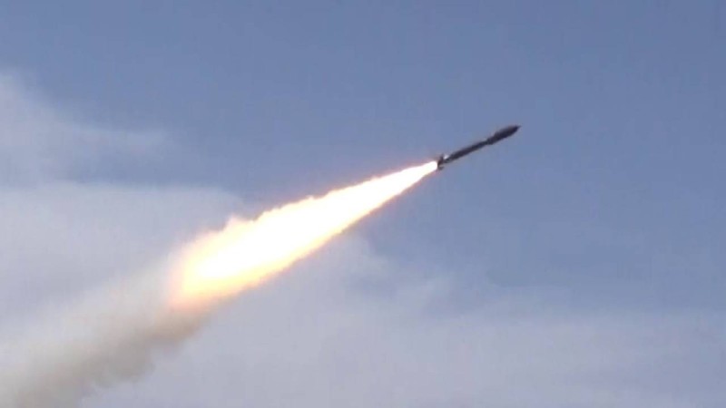 صاروخ حوثي أطلقتها المليشيا لاستهداف المدنيين