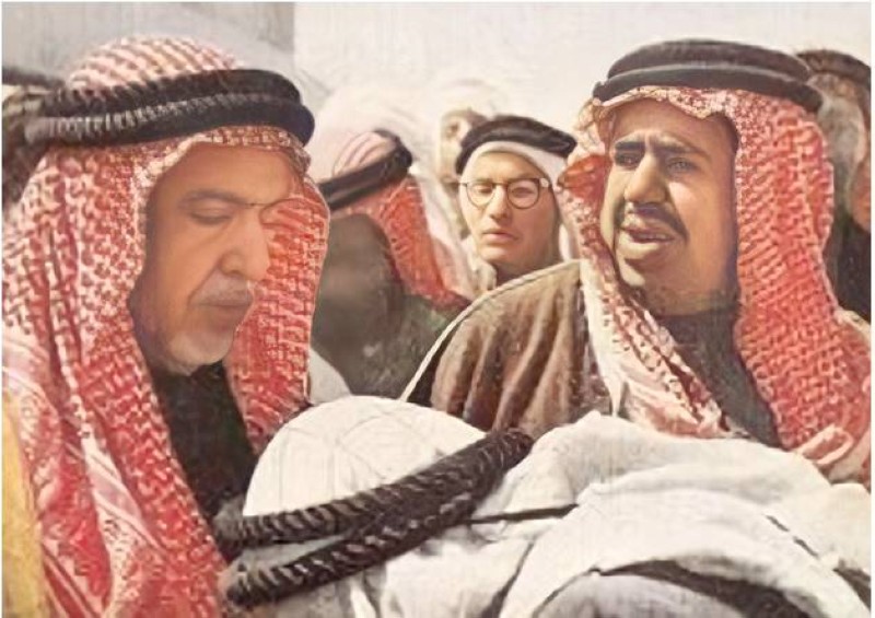 



الشيخ عبدالله إلى اليمين مع الشيخ عبدالله السالم الصباح.