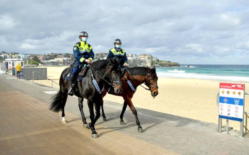 



شرطة سيدني تقوم بدورية لضمان إغلاق الشاطئ.