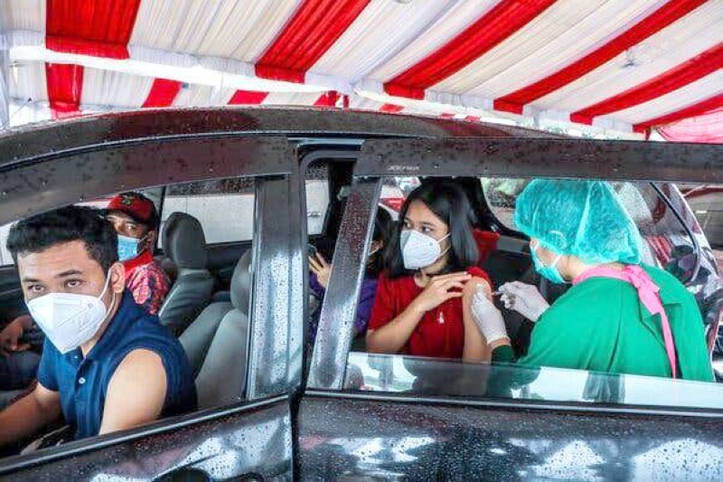 



التطعيم في السيارة في سومطرة بإندونيسيا. (وكالات)