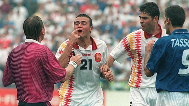 لويس إنريكي عندما تعرض إلى ضربة أسالت الدماء من أنفه في مونديال 1994