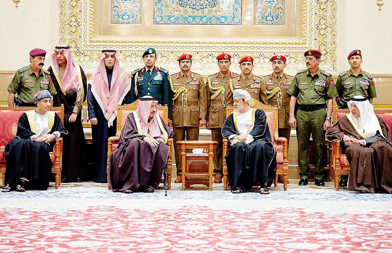 



يعكس اختيار سلطان عمان زيارة المملكة كأول محطة له منذ تسلمه مقاليد الحكم حرصه على تعضيد العلاقات السعودية العمانية.