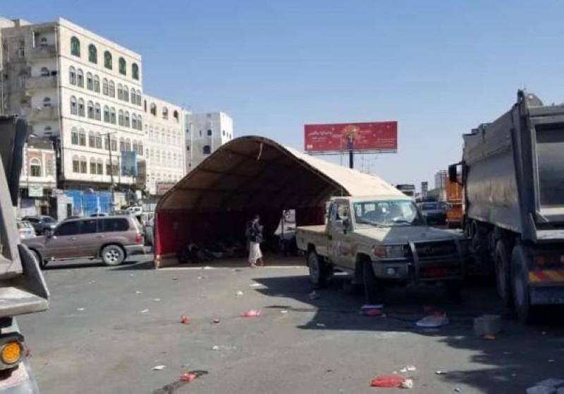 خيمة الاحتجاجات وسط الشارع في صنعاء.