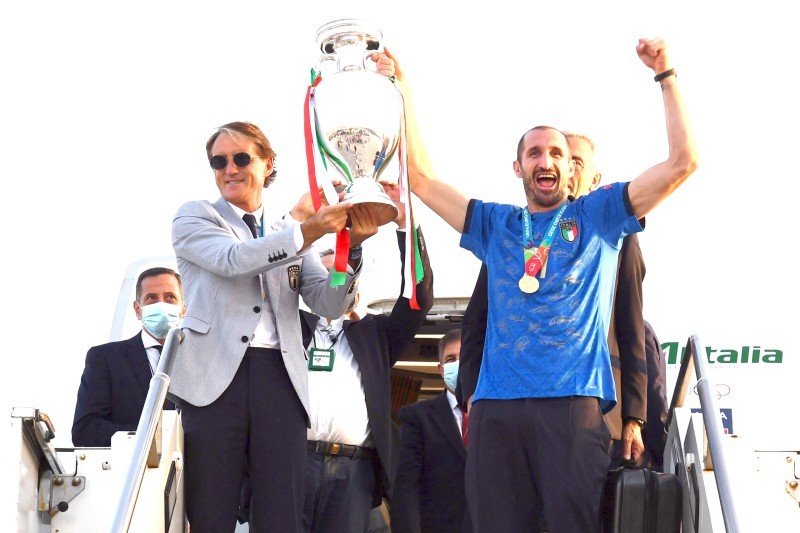 



مدرب منتخب إيطاليا روبيرتو مانشيني وقائد المنتخب كيلليني يحملان كأس أمم أوروبا بعد وصول البعثة إلى العاصمة روما. (postmedia)