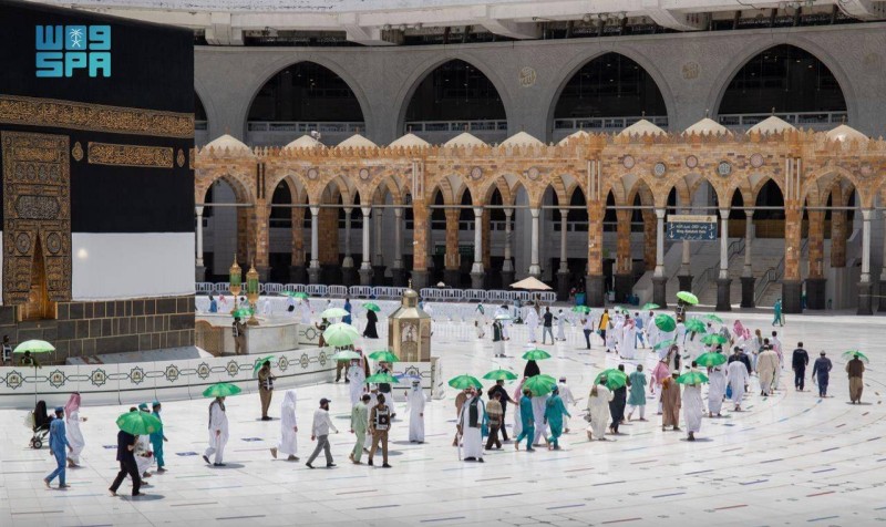 «شؤون الحرمين» وزعت 12 ألف مظلة على المصلين والعاملين في المسجد الحرام ضمن مبادرة «مظلتك بين يديك». (واس)