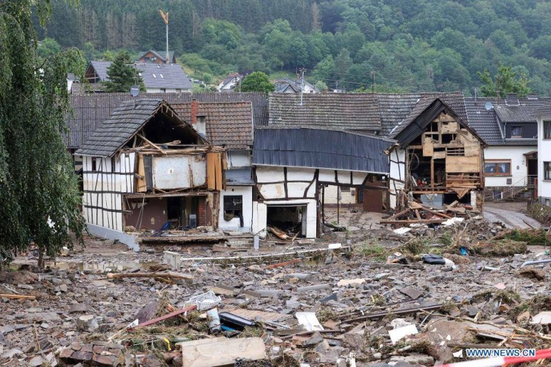 



الطرقات والمنازل متأثرة بتبعات الفيضانات في قرية ألمانية أمس. (شينخوا)