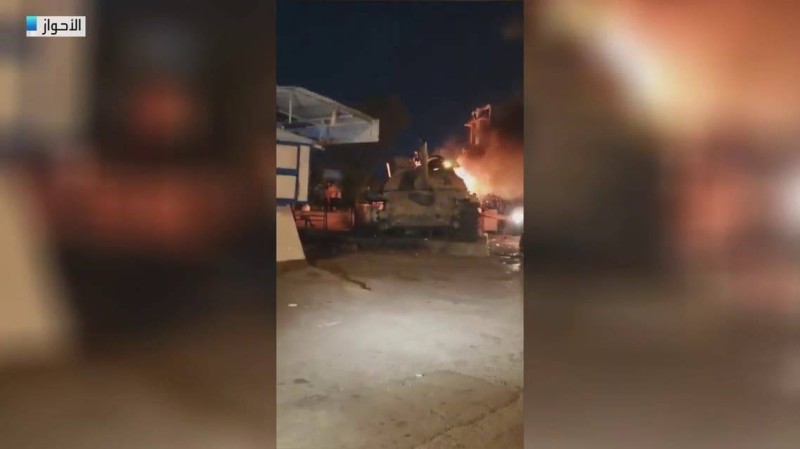 إحراق دبابة إيرانية في الأحواز.