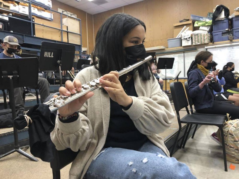 طالبة تعزف الفلوت وهي مرتدية الكمامة في كاليفورنيا.