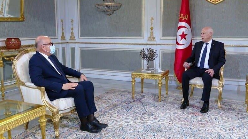 الرئيس التونسي مستقبلا وزير الصحة المقال.