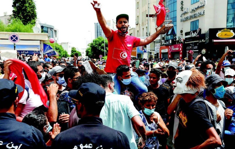 متظاهرون تونسيون ينتفضون ضد الإخوان. (متداولة) 