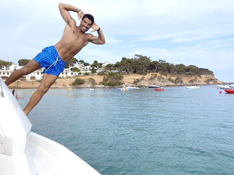 



سواريز يقفز من اليخت إلى البحر.  (حساب اللاعب)