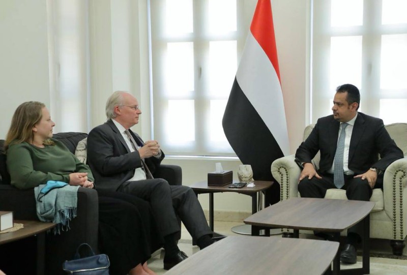 رئيس الوزراء اليمني والمبعوث الأمريكي خلال اجتماعهما في الرياض.
