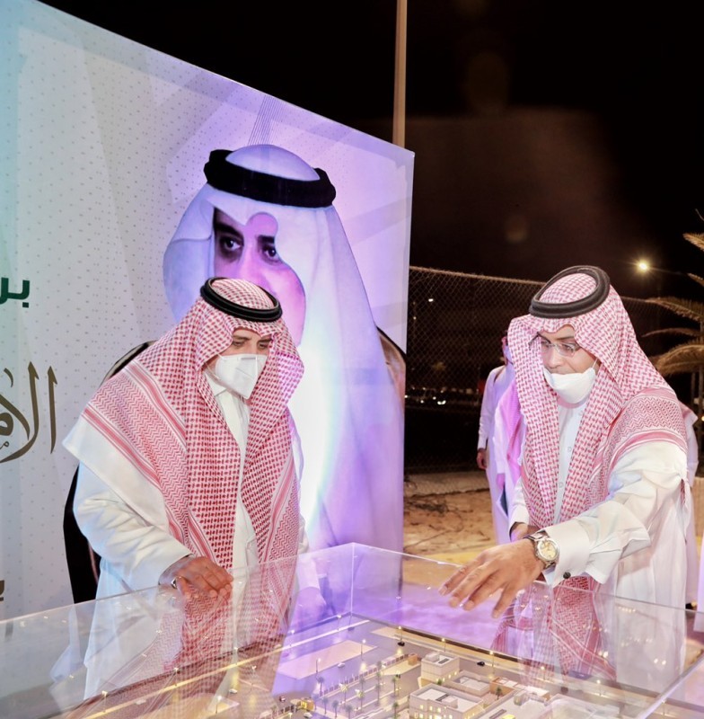 الأمير فهد بن سلطان خلال تدشينه عددا من المشاريع التنموية والخدمية في محافظة ضباء. (موقع الإمارة)
