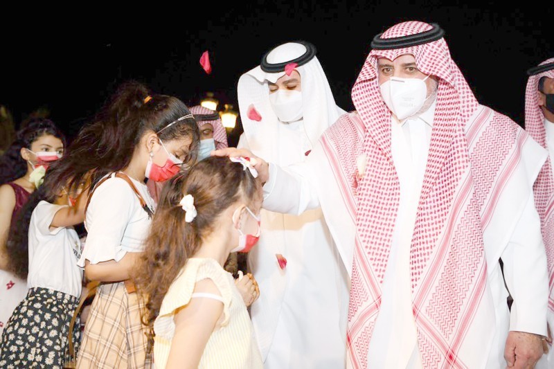 



الأمير فهد بن سلطان خلال تدشينه عدداً من المشاريع التنموية في محافظة ضباء. (موقع الإمارة)