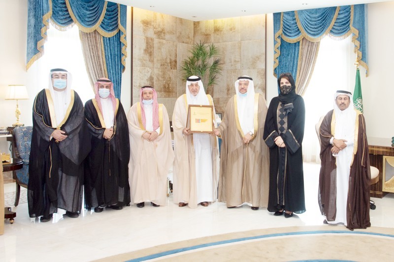 



أمير منطقة مكة خلال استقباله رئيس جامعة الملك عبدالعزيز.  (واس)
