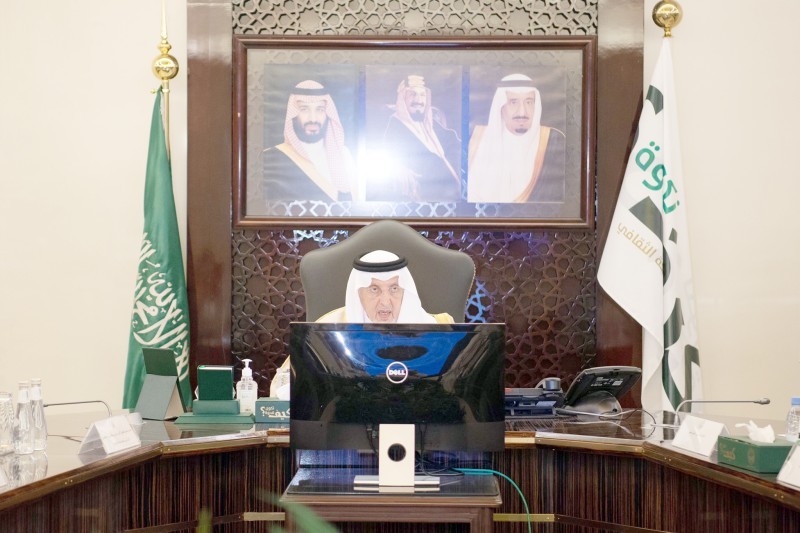 أمير منطقة مكة خلال ترؤسه الاجتماع.