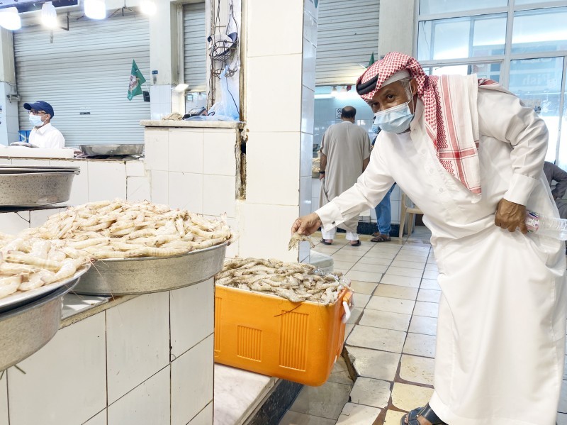 



مواطن يتفحص الروبيان قبل شرائه في سوق الدمام المركزي للأسماك أمس. (تصوير: محمد الشهراني)