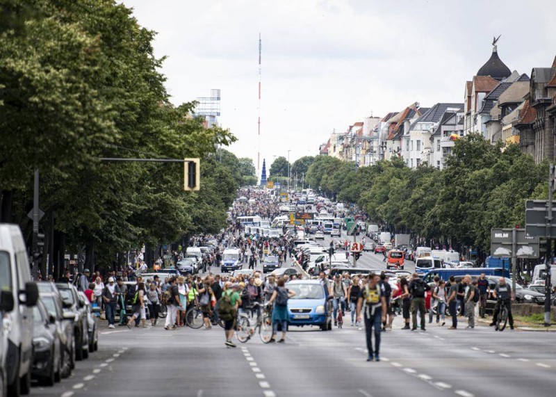 



متظاهرون ضد قيود كوفيد بشارع بيسمارك في برلين. (وكالات)