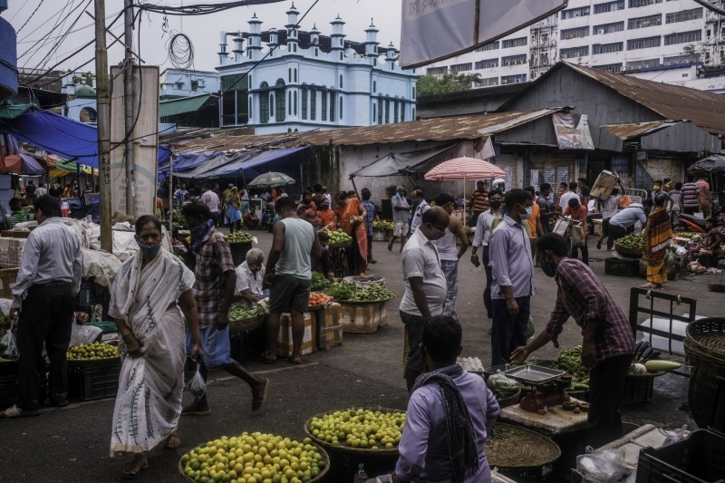 



الحياة طبيعية في سوق الخضار الجديد في كلكتا رغم التهديد الوبائي.