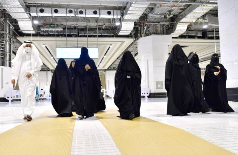 



قيادات وكالة التطويرية النسائية في جولة في المسجد الحرام مع الزميل فهيم الحامد.  (عكاظ)