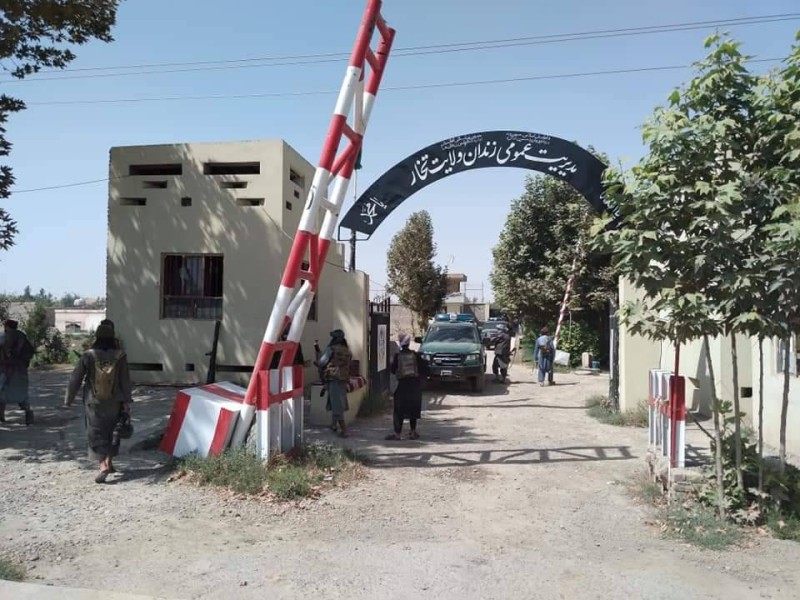 طالبان أثناء سيطرتها علی السجن الرئيسي في ولاية تخار.