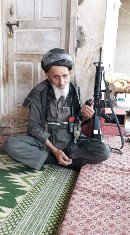 أفغاني طاعن في السن تابع لطالبان يستريح بعد خوضه معارك ضد قوات غني. (متداول)