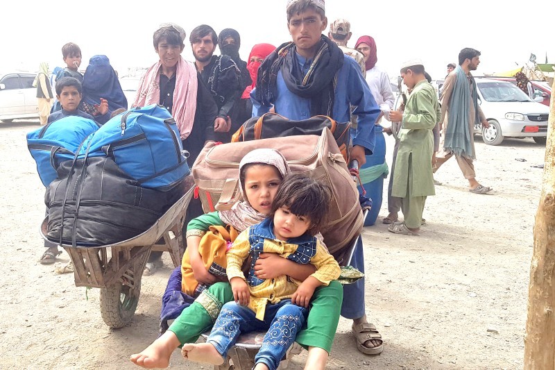 



الأفغان يغادرون مع عوائلهم لمناطق آمنة في العاصمة. (متداولة)