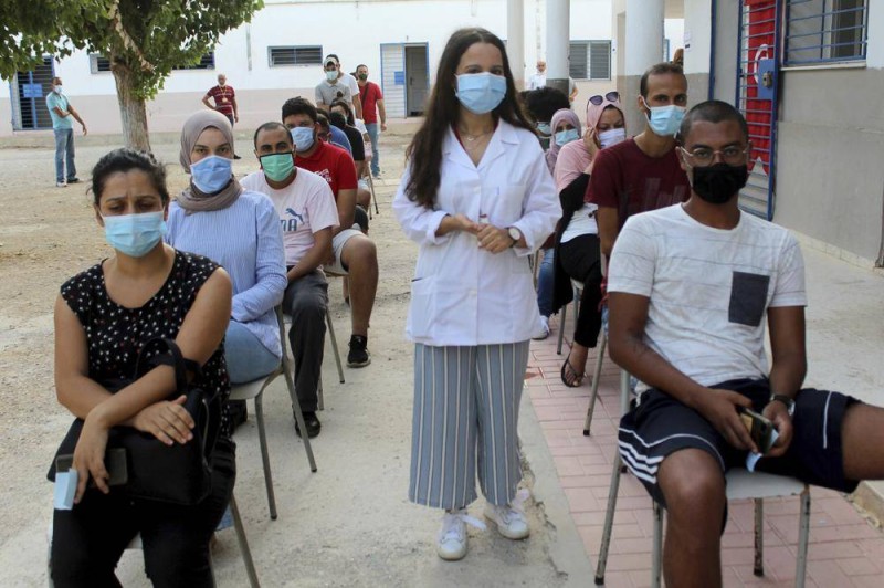 



طابور منتظري اللقاح في إحدى ضواحي العاصمة التونسية. (وكالات)
