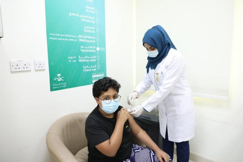 تطعيم أحد المستفيدين من فئة 12-18 عاما بلقاح كورونا في جدة (صحة جدة - «تويتر»)