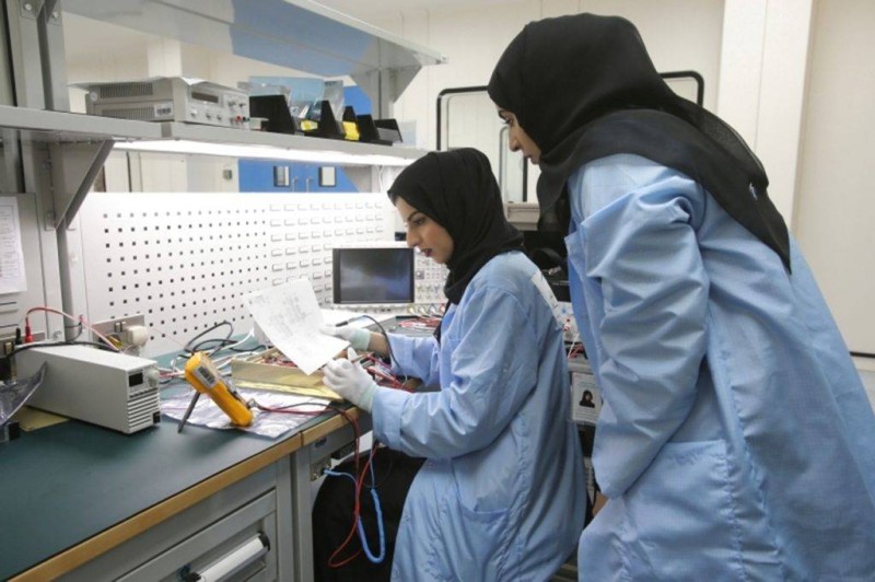 تزايد أعداد الإماراتيات العاملات يعكس مسيرة تمكين المرأة