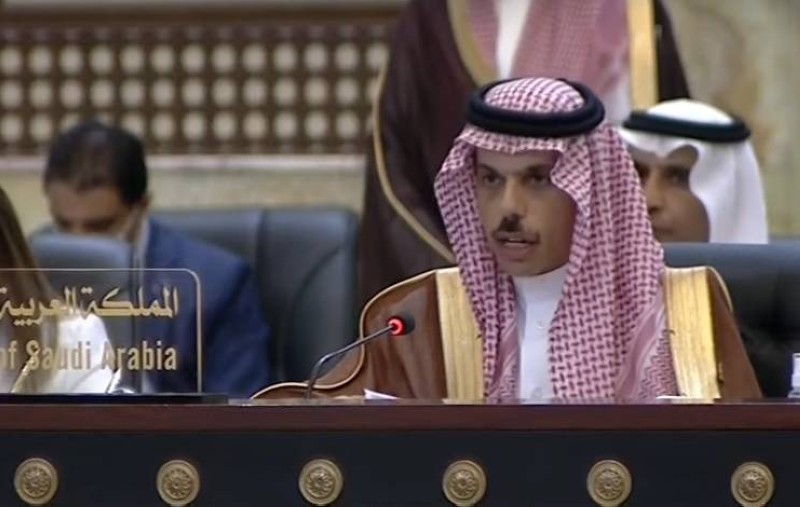 وزير الخارجية السعودي الأمير فيصل بن فرحان ملقيا كلمته في مؤتمر بغداد للتعاون والشراكة