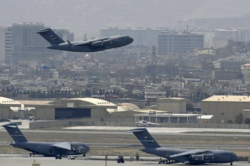 رحلة أخيرة تقل قوات أمريكية من مطار كابول.