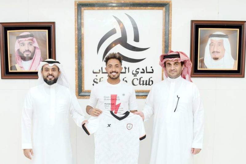 



رئيس الشباب خالد البلطان واللاعب هتان باهبري ووكيل أعماله جراح الظفيري عقب توقيع العقد. (المركز الإعلامي)